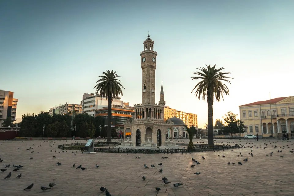 Akşam ışığında Konak Meydanı ve tarihî saat kulesi, İzmir